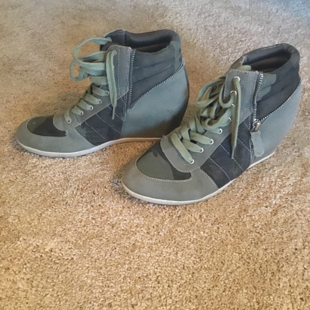Camouflage print wedge sneakers